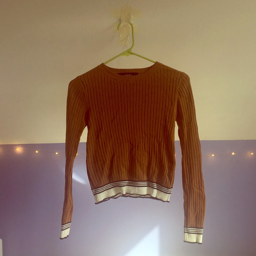Long sleeved, crop top